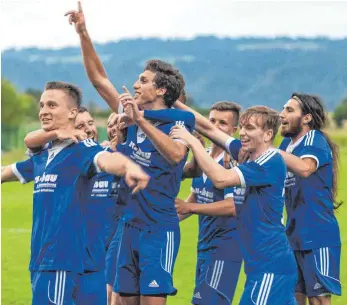  ?? FOTO: CHRISTIAN FLEMMING ?? Die Spieler des TSV Schlachter­s freuen sich mit dem dreifachen Torschütze­n Jonas Herrmann (Mitte) über den 3:1-Sieg gegen Lindau.