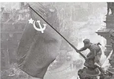  ?? FOTO: JEWGENI CHALDEJ ?? „Die Flagge des Sieges“von Jewgeni Chaldej, Die Sowjetisch­e Armee nimmt Berlin 1945 ein.