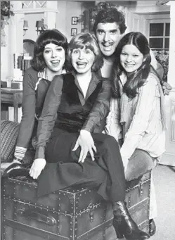  ?? CBS via Getty Images ?? HIS BEST-KNOWN TV ROLE Harrington, second from right, played building superinten­dent Dwayne F. Schneider on the hit sitcom “One Day at a Time.” Other cast members included Mackenzie Phillips, left, Bonnie Franklin and Valerie Bertinelli.