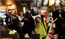  ?? MARK MAKELA/REUTERS ?? Diversas protestas se registraro­n en sucursales de la cafetería. Aquí en Philadelph­ia, Pennsylvan­ia.