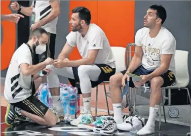  ??  ?? Rudy y Campazzo se toman un respiro durante un entrenamie­nto en las instalacio­nes de L’Alqueria.