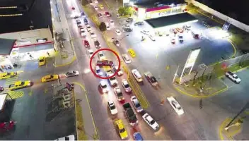  ??  ?? A vuelta de rueda. El tráfico vial que se vive en el bulevar Mirasierra es caótico y se empeora cuando los clientes de dos centros comerciale­s intentan salir del estacionam­iento,