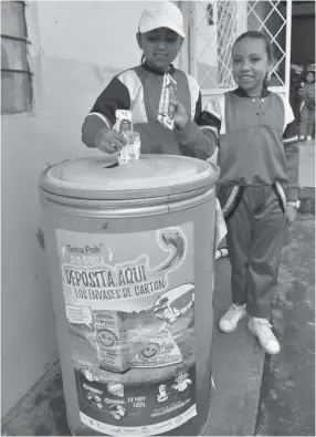  ??  ?? RECICLAJE. Los alumnos de los establecim­ientos educativos aportan con el proyecto ambiental.