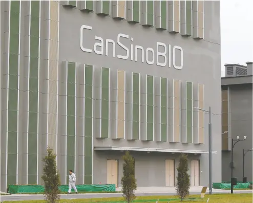  ?? REUTERS / Stringer / Files ?? Prime Minister Justin Trudeau announced the agreement between Cansino — a company with extensive Canadian
ties — and the National Research Council (NRC) in mid-may, calling it “encouragin­g news.”