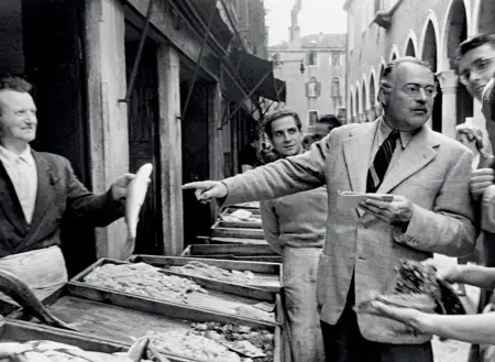  ?? (Archivio Borlui / Archivio di Stato di Venezia) ?? Luoghi Hemingway al mercato del pesce di Rialto nel 1948