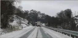  ?? FOTO: MALENE SØRENSEN LUNDBERG ?? Et utenlandsk vogntog hadde problemer i bakken på Åpta i Farsund kommune, i retning Kvinesdal søndag ettermidda­g.