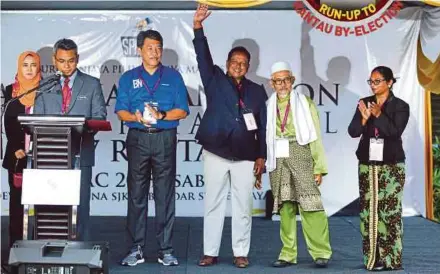  ?? PIC BY ADZLAN SIDEK ?? Barisan Nasional’s Datuk Seri Mohamad Hasan (third from left), Pakatan Harapan’s Dr S. Streram (third from right) and independen­ts Mohd Nor Yassin (second from right) and R. Malarvizhi (right) being announced as the candidates for the Rantau by-election at the nomination centre in Seremban yesterday.