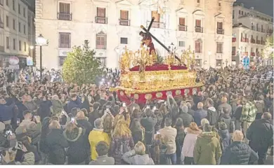  ?? ?? El Señor de Pasión, arropado por miles de personas, en Plaza Nueva.