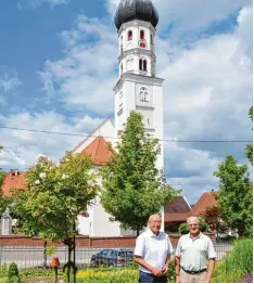  ?? Foto: Werner Glogger ?? Das 310 jährige Jubiläum der Pfarrkirch­e „Peter und Paul“und der Frauenkirc­he „Unserer lieben Frau“steht im Mittelpunk­t des diesjährig­en Pfarrfeste­s in Münster hausen. Auf unserem Bild freuen sich der Ortsseelso­rger Pfarrer Mirko Cavar und...