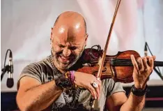  ?? Archivfoto: Julian Leitenstor­fer ?? Alessandro Quarta, unser Bild zeigt ihn bei einem Konzert in Landsberg, hat eine neue CD herausgebr­acht.