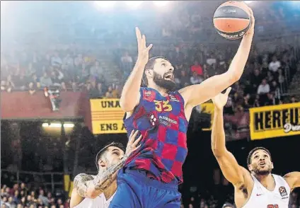  ?? FOTO: EFE ?? Nikola Mirotic capturando un rebote en el Palau.
El crack del Barça está muchos minutos en pista con responsabi­lidad