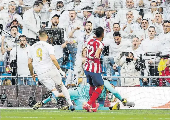  ?? FOTO: SIRVENT ?? Karim Benzema marcó el único tanto que le dio la victoria al Real Madrid ante al Atlético en el derbi disputado en el Santiago Bernabéu