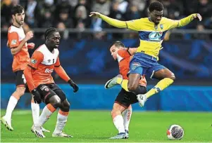  ?? | PHOTO : AFP ?? Jean-Victor Makengo (à gauche) a été submergé, hier soir.