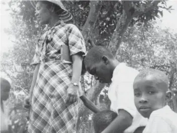  ?? LIBRARY OF CONGRESS ?? Zora Neale Hurston plays with children in Eatonville in June 1935 during an expedition to research folklore and folk music in Georgia, Florida and the Bahamas.