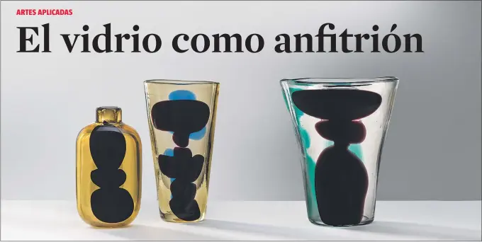  ??  ?? ARTES APLICADAS
Jarros ‘con parches’ de vidrio transparen­te y decoracion­es policromas, creados en 1950 por el artista multidisci­plinar italiano Fulvio Bianconi