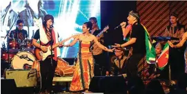  ?? GAFAROCK FOR JAWA POS ?? MEMORABLE MOMENT: Gafarock tampil bersama grup band lokal Wong Jowo di Sana Budaya, Paramaribo, Suriname, pada 28 April lalu. Mereka berangkat ke Suriname lagi pada Sabtu (4/8).