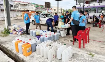  ?? ?? A scene at the first 3R recycling programme in Matu Daro.