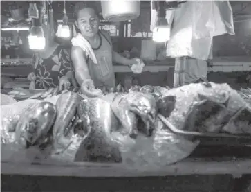  ?? ABS-CBN NEWS ?? A fish vendor tends to his stall at the Kamuning Market in Quezon City.