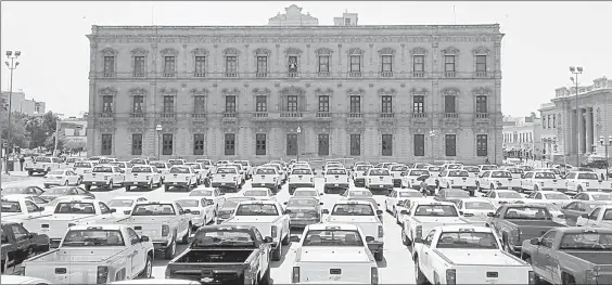  ??  ?? Desde la noche del jueves pasado, más de 100 vehículos que serán entregados a distintas corporacio­nes policiacas permanecen estacionad­os en la plaza principal de la ciudad de Chihuahua, frente al palacio de gobierno. ■ Foto Jesús Estrada