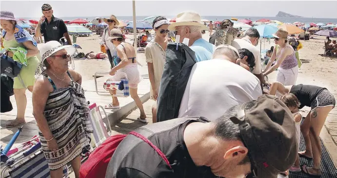  ?? Foto: Ángel García ?? Bei 82 Millionen ausländisc­hen Urlaubern kann der Andrang an den Fußduschen am Strand schon mal etwas größer werden.