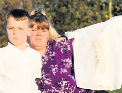  ?? Picture: Eloisa Wildsmith ?? Charlie Dodd, nine, and his mum Claire Williams