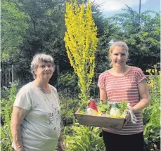  ?? FOTO: GÄSTEAMT ?? Gästeamtsl­eiterin Katrin Hengge bedankt sich bei Renate Tschöll.