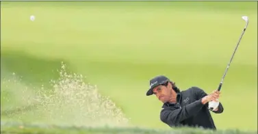  ??  ?? Cabrera Bello ejecuta un golpe desde el bunker ayer en la segunda ronda del US Open en Winged Foot.