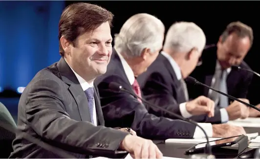  ??  ?? Pierre Beaudoin, président du C. A. (à gauche), lors d’une assemblée annuelle de Bombardier en mai 2012, à Montréal.