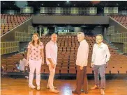  ??  ?? María Teresa Fernández, Eduardo Verano, Ramiro Osorio y Carlos Prasca, en el teatro de la UA.