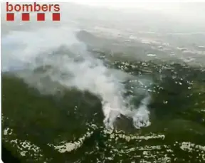  ?? BOMBERS ?? Vista aèria de l’incendi que ahir va afectar la serra del Montsià