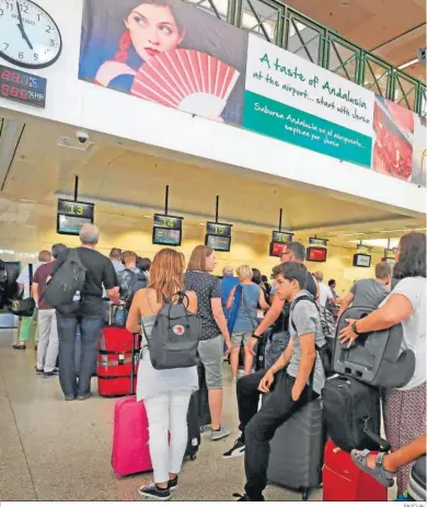  ?? PASCUAL ?? Turistas en el aeropuerto de Jerez en una imagen de archivo.