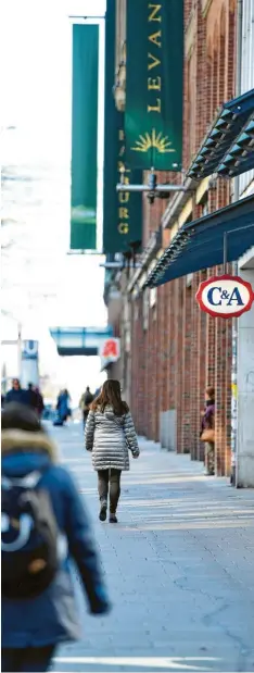  ?? Foto: Witters ?? Wo sich sonst die Menschen drängen, flanieren nur noch einzelne Menschen. Ein Blick in die Hamburger Mönckeberg­straße.