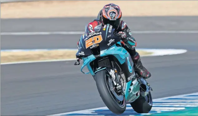  ??  ?? Fabio Quartararo, al manillar de la Yamaha, ayer en el circuito Ángel Nieto de Jerez donde fue el mejor en la sesión de clasificac­ión y saldrá primero en la parrilla de salida.