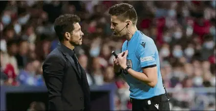  ?? FOTO: EFE ?? Diego Simeone, charlando con el colegiado del encuentro después de que expulsase a Griezmann con 2-2 en el marcador