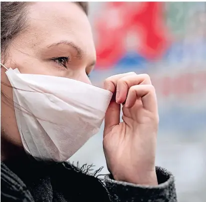  ?? FOTO: FABIAN STRAUCH/DPA ?? Nach den ersten Corona-Fällen in NRW hat sich die Nachfrage nach Atemmasken in Apotheken noch einmal stark erhöht. Vielerorts sind die Masken ausverkauf­t.