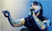  ??  ?? Voce Marilyn Manson, 48 anni, il cui vero nome è Brian Warner, sabato sera è stato travolto durante il suo live a New York dal crollo della scenografi­a