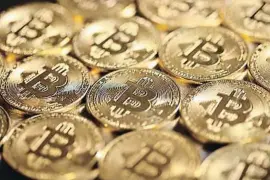  ?? DADO RUVIC / Reuters ?? Monedas de bitcoin