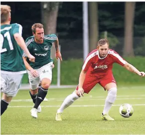  ?? ARCHIVFOTO: TOST ?? Dennis Richter (r.) ist zurück beim 1. FC Viersen. Er soll helfen, bis zum Saisonende möglichst noch den zweiten Tabellenpl­atz zu erreichen.