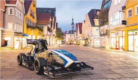  ?? FOTO: STEFAN PÄTZOLD ?? Mit dem elektrisch­en Rennauto der sechsten Generation geht es für die Studenten dieses Jahr auf das Rennen im Hockenheim-Ring.