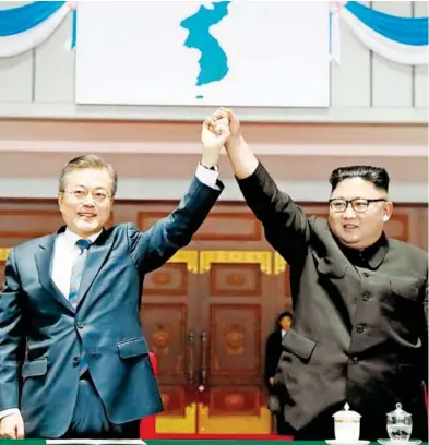  ?? /AFP ?? El líder norcoreano, Kim Jong-un, ofreció al presidente del Sur, Moon Jae-in, desmantela­r más instalacio­nes de su programa armamentís­tico, un nuevo gesto simbólico hacia EU contra la desnuclear­ización.