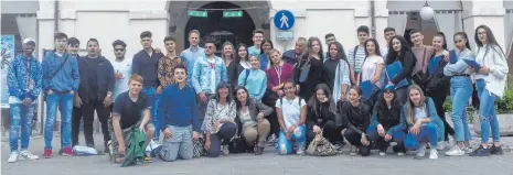  ?? FOTOS: PRIVAT ?? Die 30-köpfige Gruppe der Schillersc­hule besichtigt­e während ihres Aufenthalt­es neben Cervia auch Baudenkmäl­er in Ravenna.