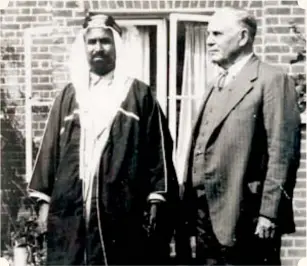 ??  ?? هولمز مع حاكم الكويت الشيخ أحمد الجابر في لندن عام .1935