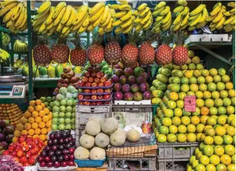  ?? FOTOS ESTEBAN VANEGAS. ?? El tour de las frutas en la Plaza Minorista, plan para irse a probar los sabores de la región y sorprender­se con los colores.