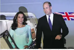  ??  ?? Montagaben­d kamen die britischen Royals Prinz William und Herzogin Kate in Pakistan an.