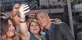  ?? CHRISTOPHE­R POLK/GETTY IMAGES ?? Colton Haynes poses for a selfie with a fan at the 2012 MTV Video Music Awards in Los Angeles.