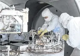  ?? MATT HEINTZE Ligo/caltech/ MIT ?? Installati­on of in-vacuum equipment as a part of the squeezed-light upgrade before Advanced LIGO’S third observing run. LIGO team members install in-vacuum equipment that is part of the squeezed-light upgrade.