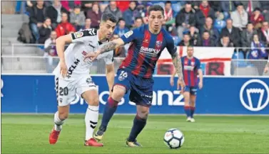  ??  ?? TABLAS. Huesca y Albacete empataron anoche en El Alcoraz en un partido muy igualado.