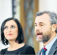  ?? Foto: APA/Schlager ?? „Es wird keine Schikanen für Autofahrer geben von dieser Bundesregi­erung“, versichert Norbert Hofer gemeinsam mit Elisabeth Köstinger nach den Umweltverh­andlungen.