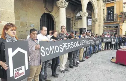  ??  ?? Usuarios del Centro de Acogida Temporal, en una actividad de sensibiliz­ación, en la Plaza Mayor.