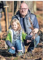  ?? FOTO: CHRISTOPH
REICHWEIN ?? Eine Aktion für Groß und Klein:Arbeitsdir­ektor Axel Prasch pflanzte einen Baum mit seiner Tochter Zoe.